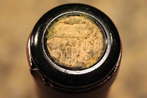 Небольшие пятна плесени на верхней кромке пробки - достаточно частое явление и, скорее всего, вино не окажется испорченным 