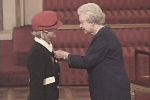 На фотографии ее Величество в мае 2003 года дарует Дженсис Робинсон почетное звание за особые заслуги перед страной. Для Дженсис Робинсон это была первая непосредственная встреча с королевой