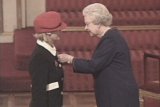 На фотографии ее Величество в мае 2003 года дарует Дженсис Робинсон почетное звание за особые заслуги перед страной. Для Дженсис Робинсон это была первая непосредственная встреча с королевой  www.jancisrobinson.com
